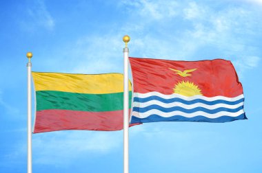 Litvanya ve Kiribati bayrak direkleri üzerinde iki bayrak ve mavi bulutlu arka plan