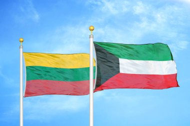 Litvanya ve Kuveyt bayrak direkleri ve mavi bulutlu arka planda iki bayrak