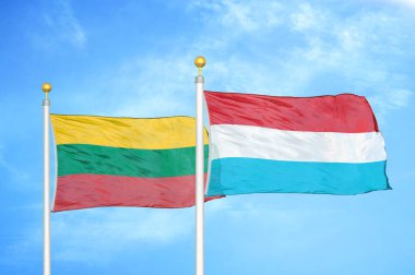 Litvanya ve Lüksemburg bayrak direkleri üzerinde iki bayrak ve mavi bulutlu arka plan