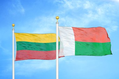 Litvanya ve Madagaskar bayrak direkleri üzerinde iki bayrak ve mavi bulutlu arka plan