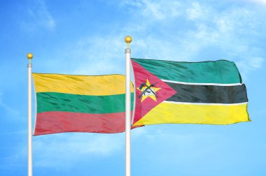 Litvanya ve Mozambik bayrak direkleri üzerinde iki bayrak ve mavi bulutlu arka plan