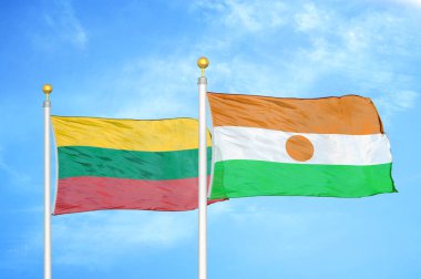 Litvanya ve Nijer bayrak direkleri ve mavi bulutlu arka planda iki bayrak