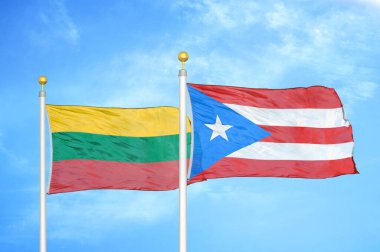 Litvanya ve Porto Riko bayrak direkleri ve mavi bulutlu arka planda iki bayrak