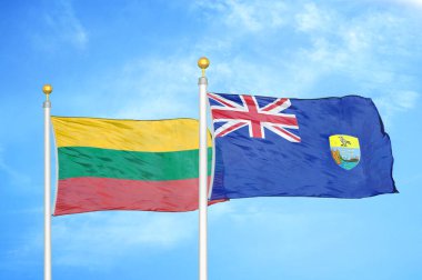 Litvanya ve Saint Helena bayrak direkleri ve mavi bulutlu arka planda iki bayrak