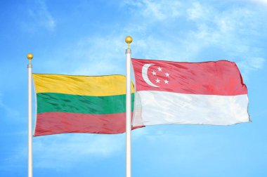 Litvanya ve Singapur bayrak direkleri üzerinde iki bayrak ve mavi bulutlu arka plan