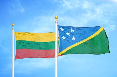 Litvanya ve Solomon Adaları bayrak direkleri ve mavi bulutlu arka planda iki bayrak