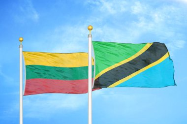 Litvanya ve Tanzanya bayrak direkleri üzerinde iki bayrak ve mavi bulutlu arka plan