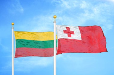 Litvanya ve Tonga bayrak direkleri ve mavi bulutlu arka planda iki bayrak