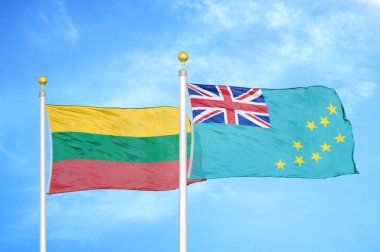 Litvanya ve Tuvalu bayrak direkleri ve mavi bulutlu arka planda iki bayrak