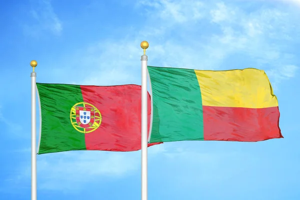 Portugal Benín Dos Banderas Sobre Asta Bandera Fondo Azul Cielo — Foto de Stock