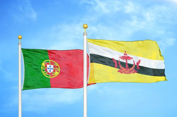 Portugal Brunei Dos Banderas Sobre Asta Bandera Fondo Azul Cielo — Foto de Stock