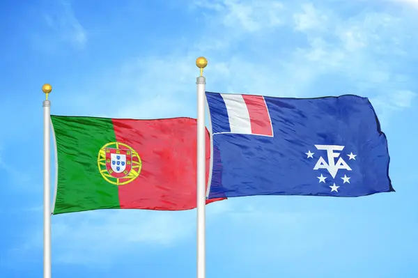 ポルトガルとフランス南部と南極の土地旗竿と青い空の背景に2つの旗 — ストック写真