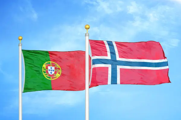 Portugal Und Norwegen Zwei Flaggen Auf Fahnenmasten Und Blauer Wolkenverhangener — Stockfoto