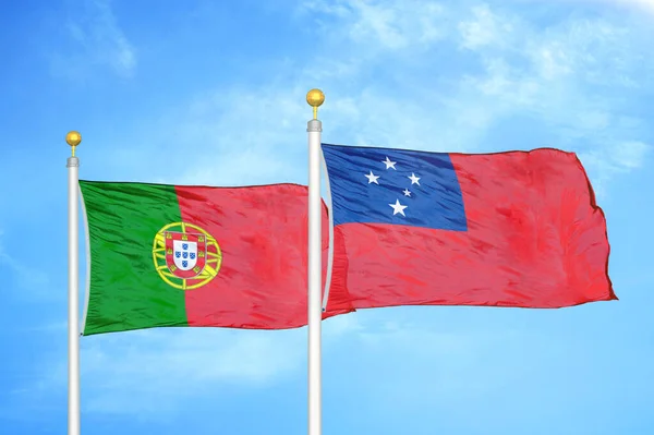 Portugal Samoa Dos Banderas Sobre Asta Bandera Fondo Azul Cielo — Foto de Stock