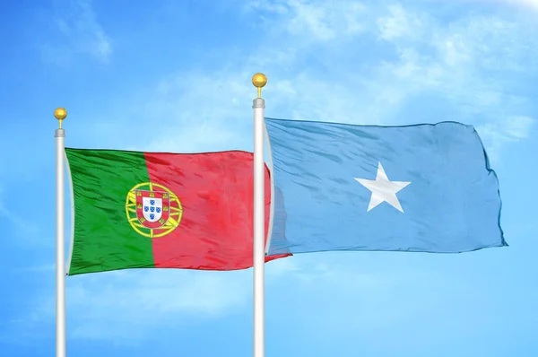 Portugal Somalia Dos Banderas Sobre Asta Bandera Fondo Azul Cielo — Foto de Stock