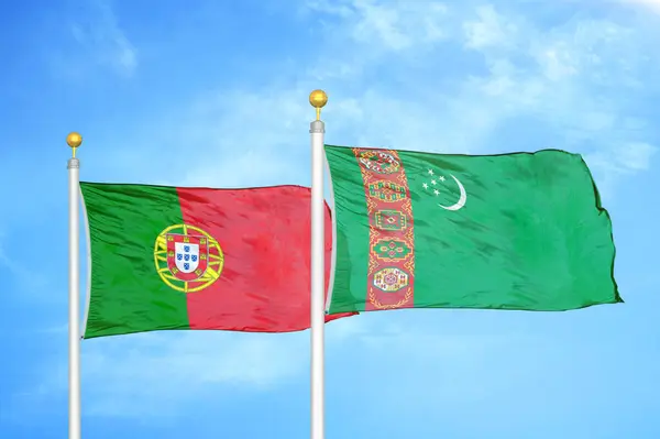 Portugal Turkmenistán Dos Banderas Sobre Asta Bandera Fondo Azul Cielo — Foto de Stock