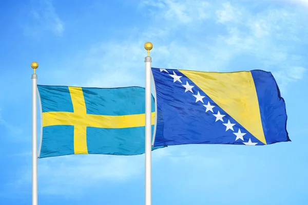 Suecia Bosnia Herzegovina Dos Banderas Sobre Asta Bandera Fondo Azul —  Fotos de Stock