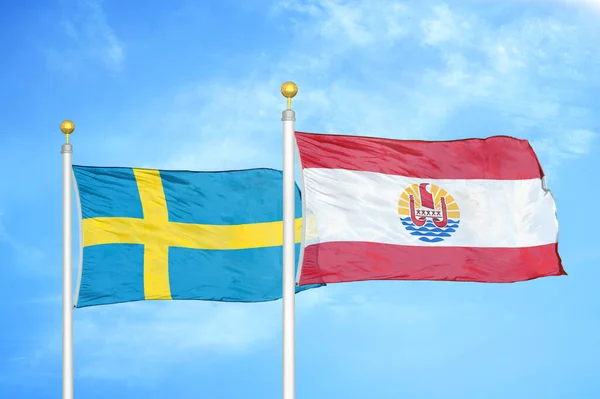 スウェーデンとフランスのポリネシア旗竿と青空の背景に2つの旗 — ストック写真