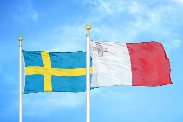 Suecia Malta Dos Banderas Sobre Asta Bandera Fondo Azul Cielo —  Fotos de Stock