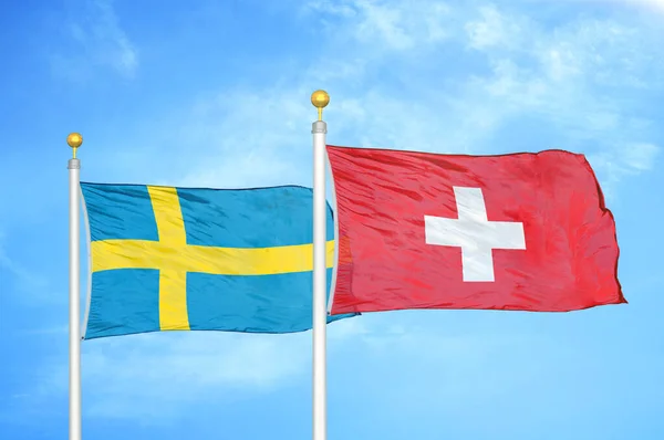 Zweden Zwitserland Twee Vlaggen Vlaggenmasten Blauwe Bewolkte Lucht Achtergrond — Stockfoto