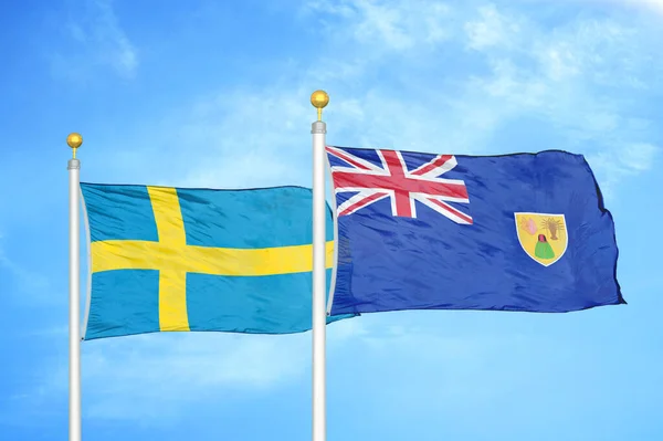 瑞典和特克斯和凯科斯群岛旗杆上的两面旗帜和蓝天背景 — 图库照片