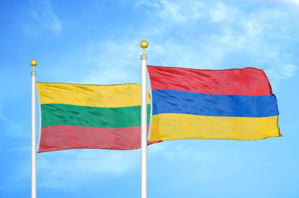 Lituânia Arménia Duas Bandeiras Mastins Azul Céu Nublado Fundo — Fotografia de Stock