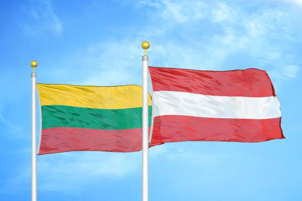 リトアニアとオーストリアの旗竿と青空の背景に2つの旗 — ストック写真