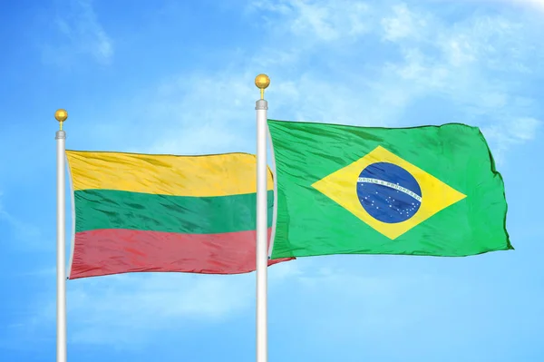 立陶宛和巴西两面旗杆上的国旗和蓝色阴天背景 — 图库照片