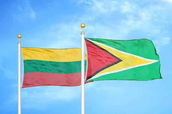Litvánia Guyana Két Zászló Zászlórúd Kék Felhős Háttér — Stock Fotó