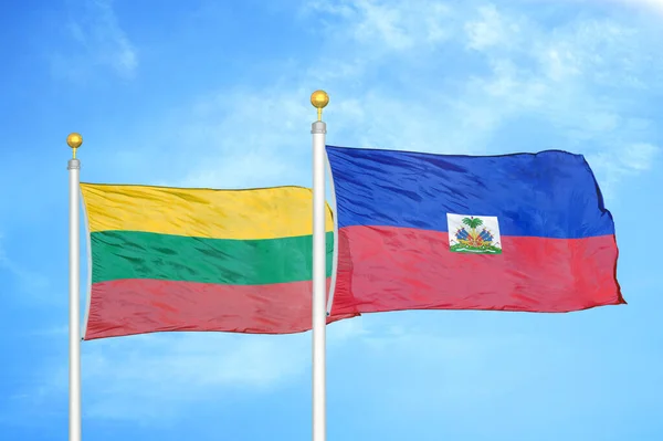 Lituania Haití Dos Banderas Sobre Asta Bandera Fondo Azul Cielo — Foto de Stock