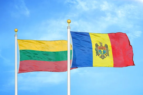 Litouwen Moldavië Twee Vlaggen Vlaggenmasten Blauwe Bewolkte Lucht Achtergrond — Stockfoto