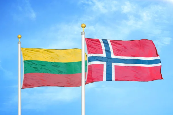 Litauen Und Norwegen Zwei Flaggen Auf Fahnenmasten Und Blauer Bewölkter — Stockfoto