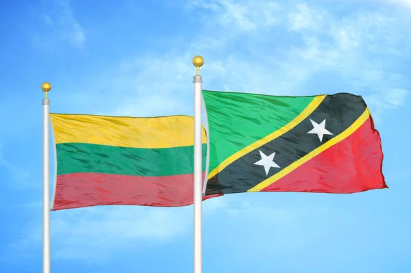 Lituania Saint Kitts Nevis Due Bandiere Pennoni Cielo Azzurro Nuvoloso — Foto Stock