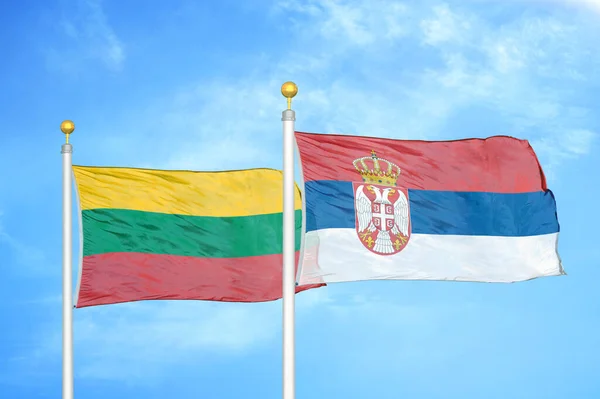 Lituânia Sérvia Duas Bandeiras Postes Bandeira Azul Céu Nublado Fundo — Fotografia de Stock
