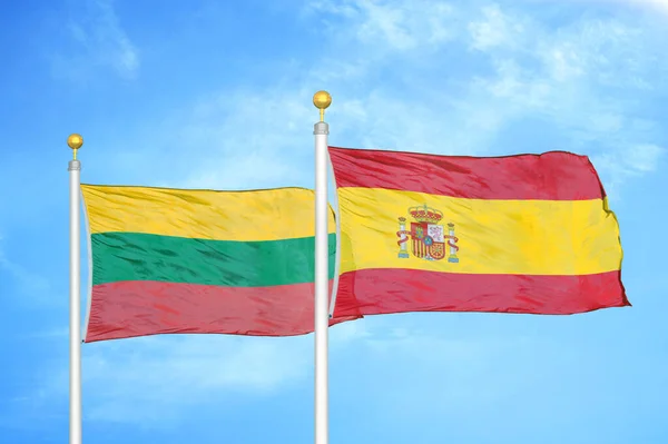 리투아니아와 스페인 깃대에 구름낀 배경에 — 스톡 사진