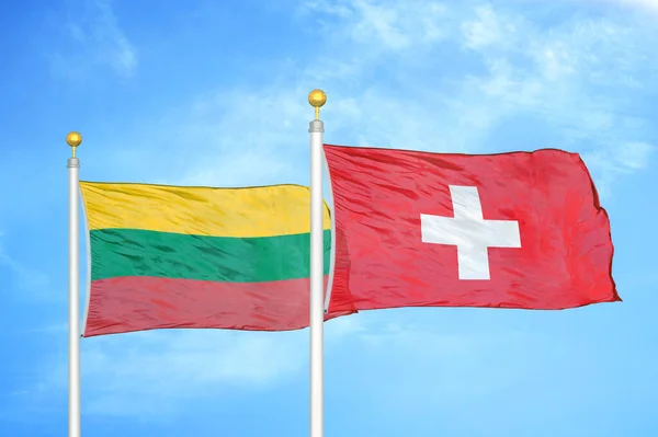 リトアニアとスイスの旗竿と青空の背景に2つの旗 — ストック写真