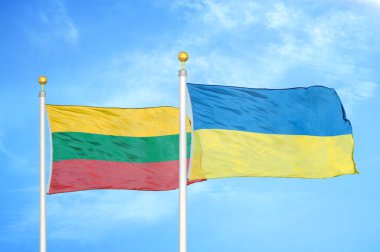 Litvanya ve Ukrayna bayrak direkleri ve mavi bulutlu arka planda iki bayrak