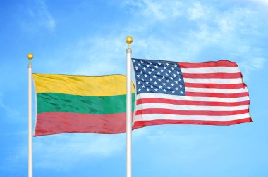 Litvanya ve Birleşik Devletler bayrak direkleri ve mavi bulutlu arka planda iki bayrak