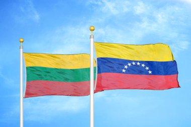 Litvanya ve Venezuela bayrak direkleri ve mavi bulutlu arka planda iki bayrak