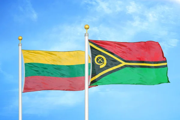 Litvánia Vanuatu Két Zászló Zászlórúd Kék Felhős Háttér — Stock Fotó