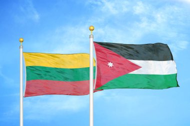 Litvanya ve Ürdün bayrak direkleri üzerinde iki bayrak ve mavi bulutlu arka plan