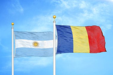 Arjantin ve Romanya bayrak direkleri ve mavi bulutlu arka planda iki bayrak