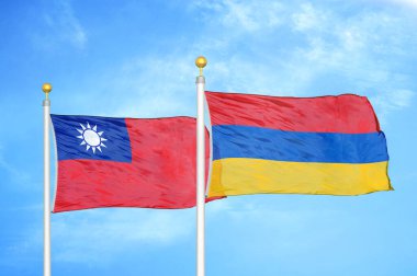 Tayvan ve Ermenistan bayrak direkleri üzerinde iki bayrak ve mavi bulutlu arka plan