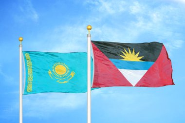 Kazakistan, Antigua ve Barbuda bayrak direğinde iki bayrak ve mavi bulutlu bir arka plan