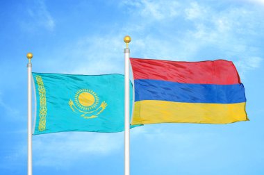 Kazakistan ve Ermenistan bayrak direkleri ve mavi bulutlu arka planda iki bayrak
