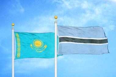 Kazakistan ve Botsvana bayrak direğinde iki bayrak ve mavi bulutlu bir arka plan