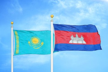 Kazakistan ve Kamboçya bayrak direkleri ve mavi bulutlu arka planda iki bayrak
