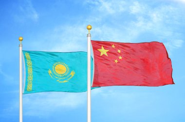 Kazakistan ve Çin bayrak direkleri ve mavi bulutlu arka planda iki bayrak