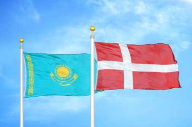 Kazakistan ve Danimarka bayrak direkleri ve mavi bulutlu arka planda iki bayrak