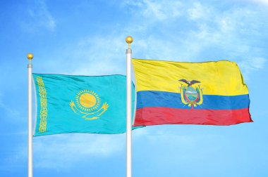 Kazakistan ve Ekvador bayrak direğinde iki bayrak ve mavi bulutlu gökyüzü arkaplanı